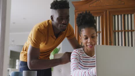 Video-De-Una-Feliz-Pareja-Afroamericana-Usando-Una-Computadora-Portátil,-Pagando-Facturas