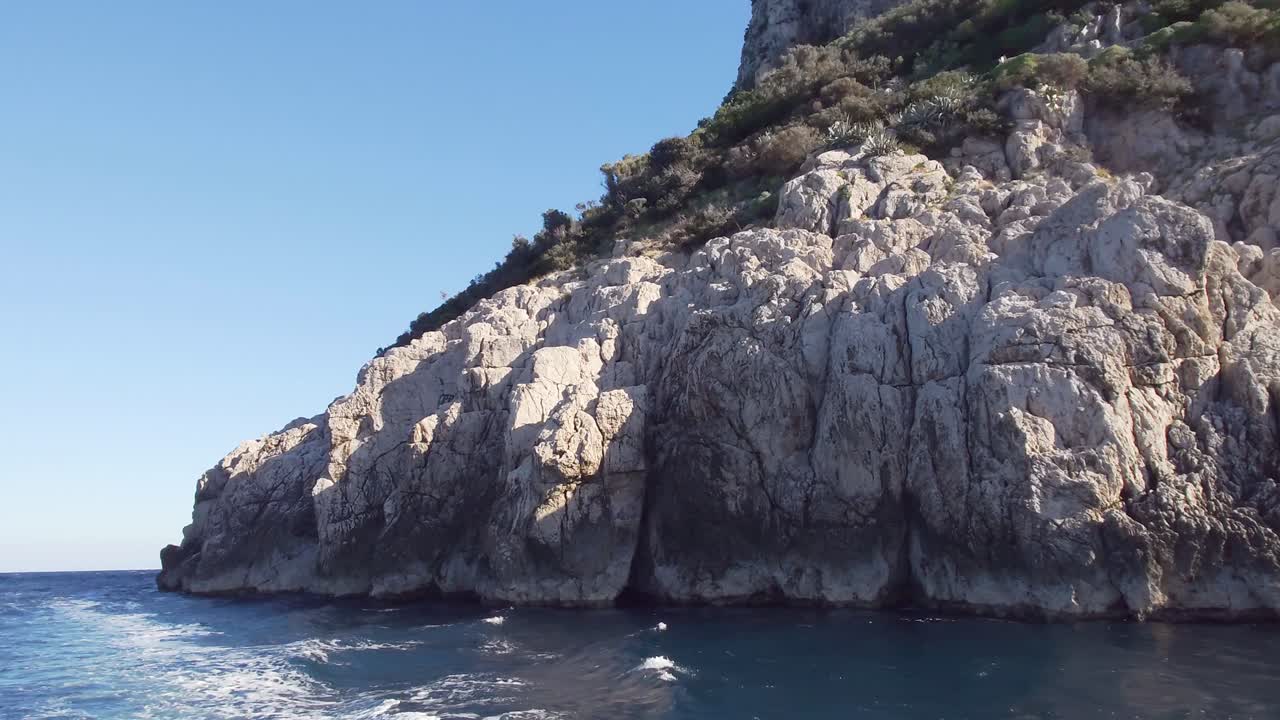 fotografía de viaje de las famosas pilas de capri, el símbolo de la isla, ubicada en el golfo de nápoles, italia