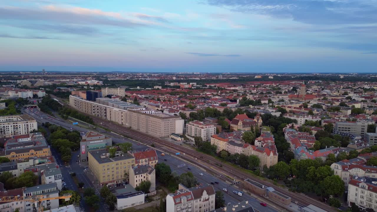 Letecký pohled na panorama Berlína za soumraku s železničními kolejemi