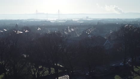 Niebla-Helada-Que-Rodea-Los-Tejados-De-Las-Casas-Urbanas-Británicas-Vista-Aérea-Temprano-En-La-Mañana-Que-Desciende-A-Los-árboles-Del-Parque