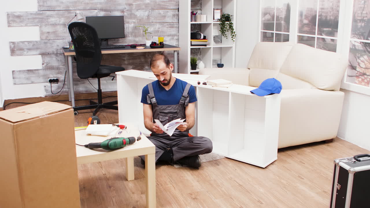 거실 에서 가구 를 조립 하는 사람