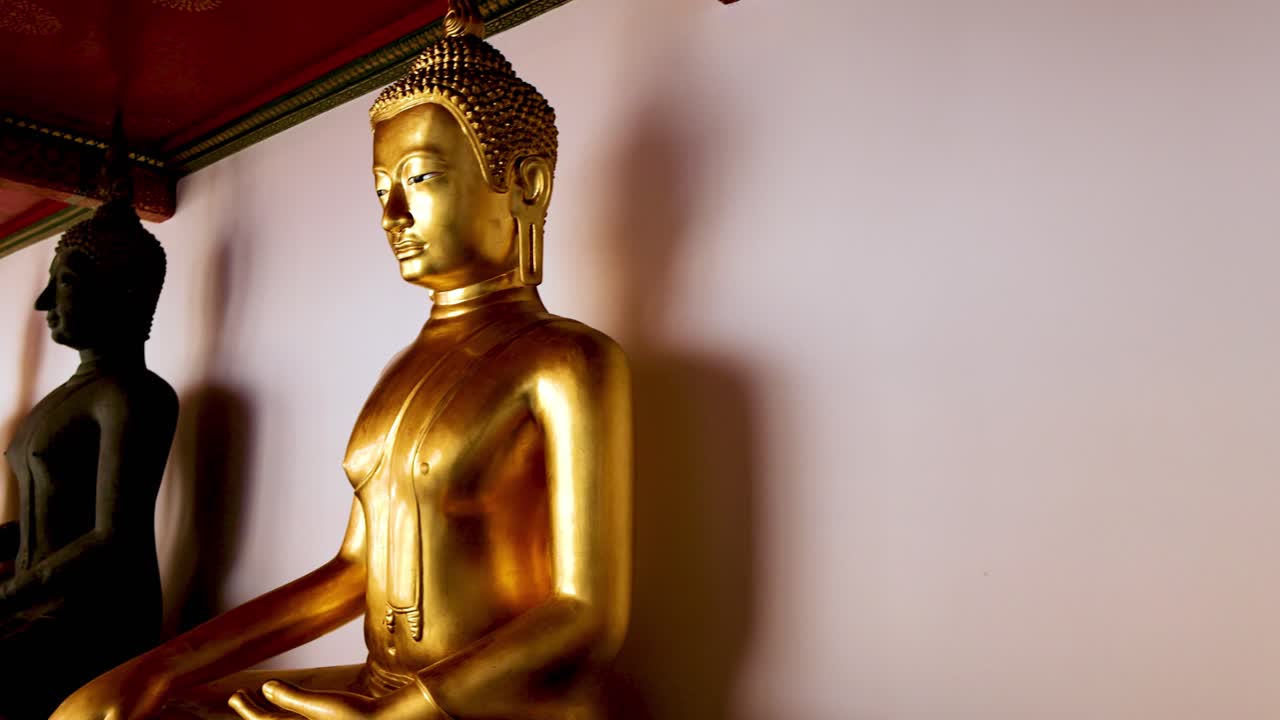 estatuas de buda en un templo sereno