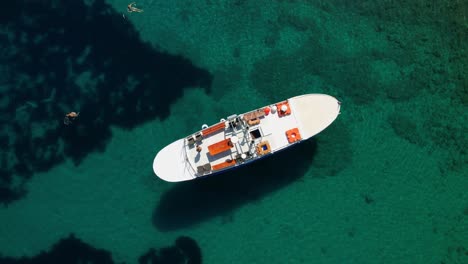 Top-down-shot-of-boat-in-the-adriatic-sea-near-the-coast-of-island-Hvar,-Croatia
