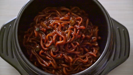 Espagueti-Negro-Coreano-O-Fideos-Instantáneos-Con-Salsa-De-Soja-Chajung-Asada---Estilo-De-Comida-Coreana