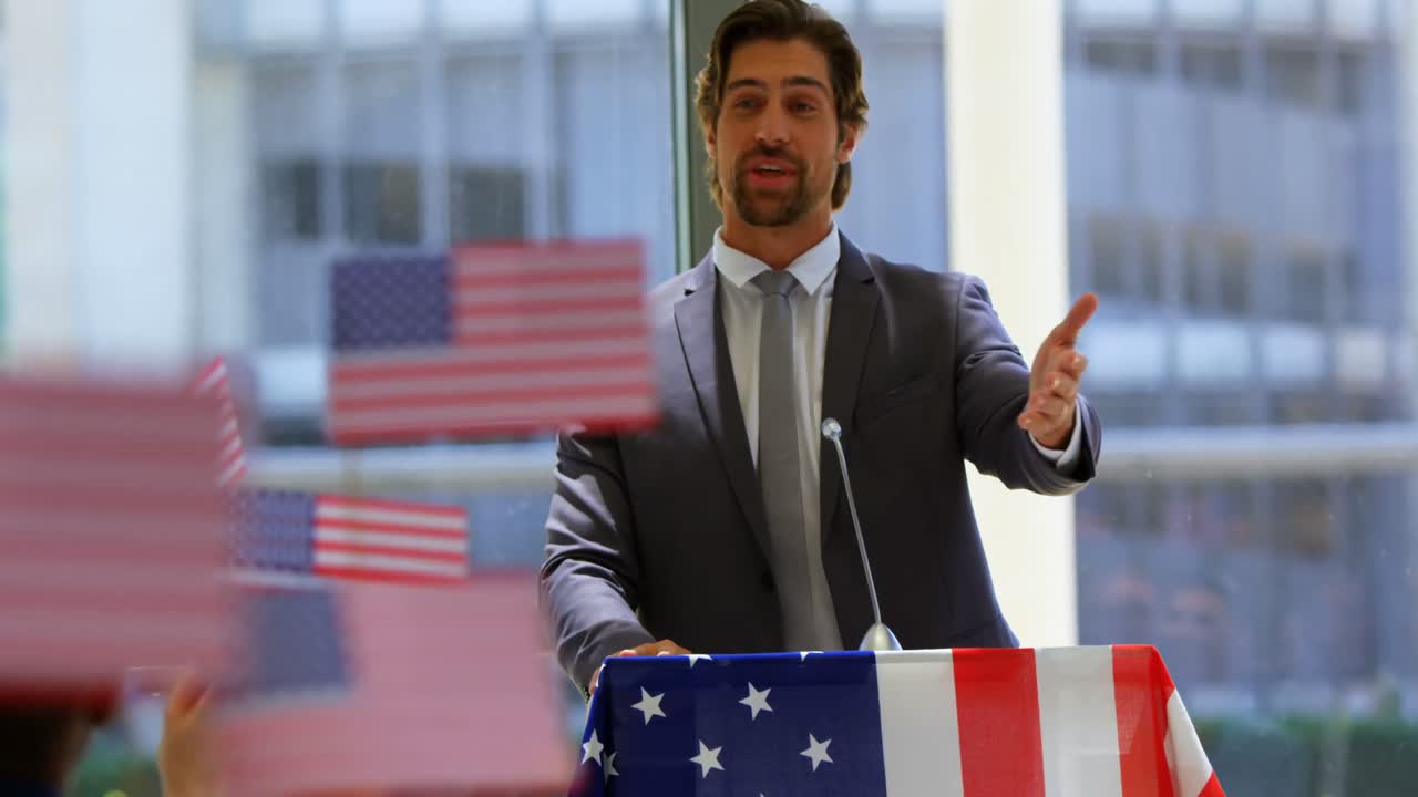 비즈니스 세미나에서 연설하는 백인 남성 연설자 4k