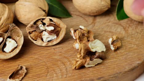 las manos femeninas ponen nueces peladas tabla de madera
