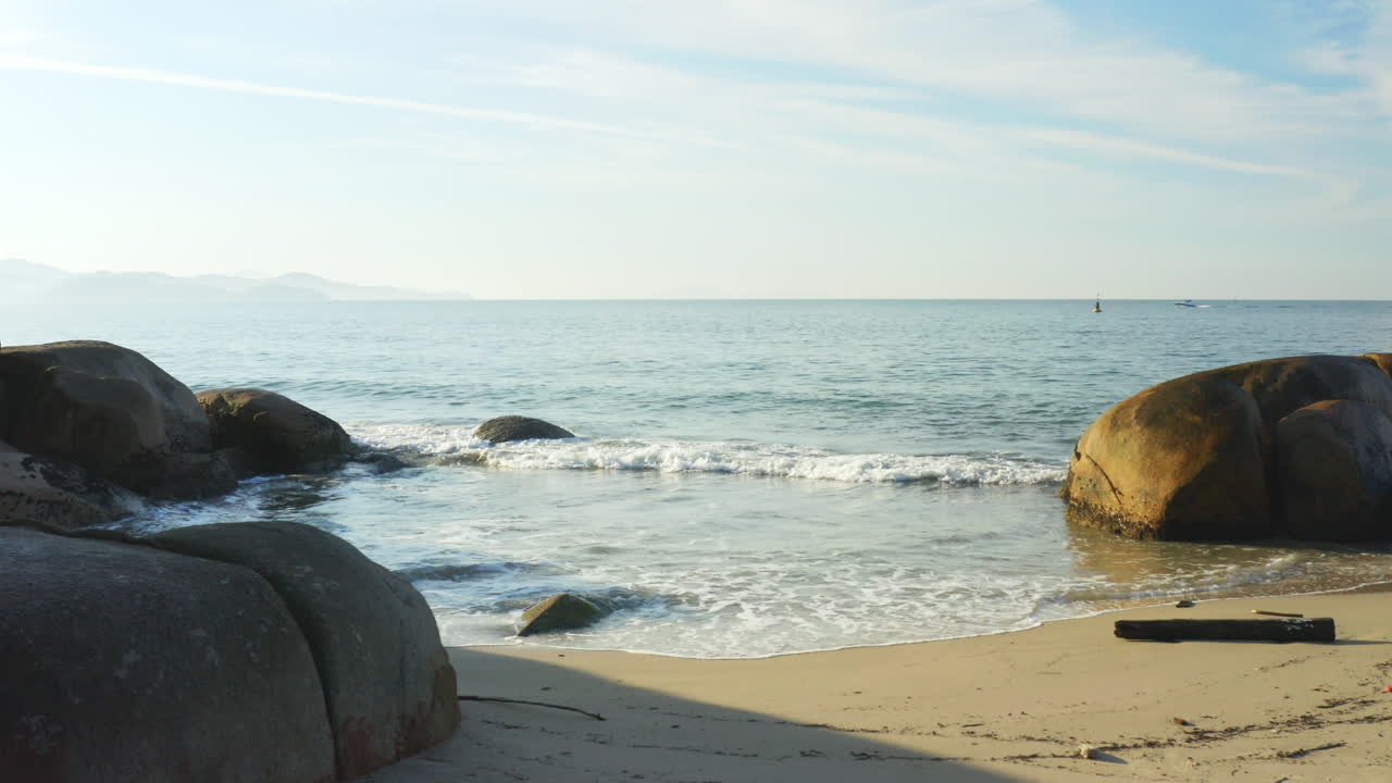 pequeña playa al atardecer, jurere internacional, florianópolis, santa catarina, brasil