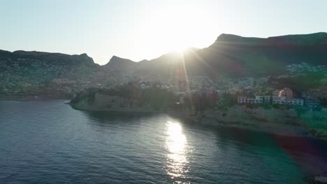 Amanecer-Sobre-La-Costa-De-Alicante-Con-Sol-Y-Mar-En-Calma,-Vista-Aérea