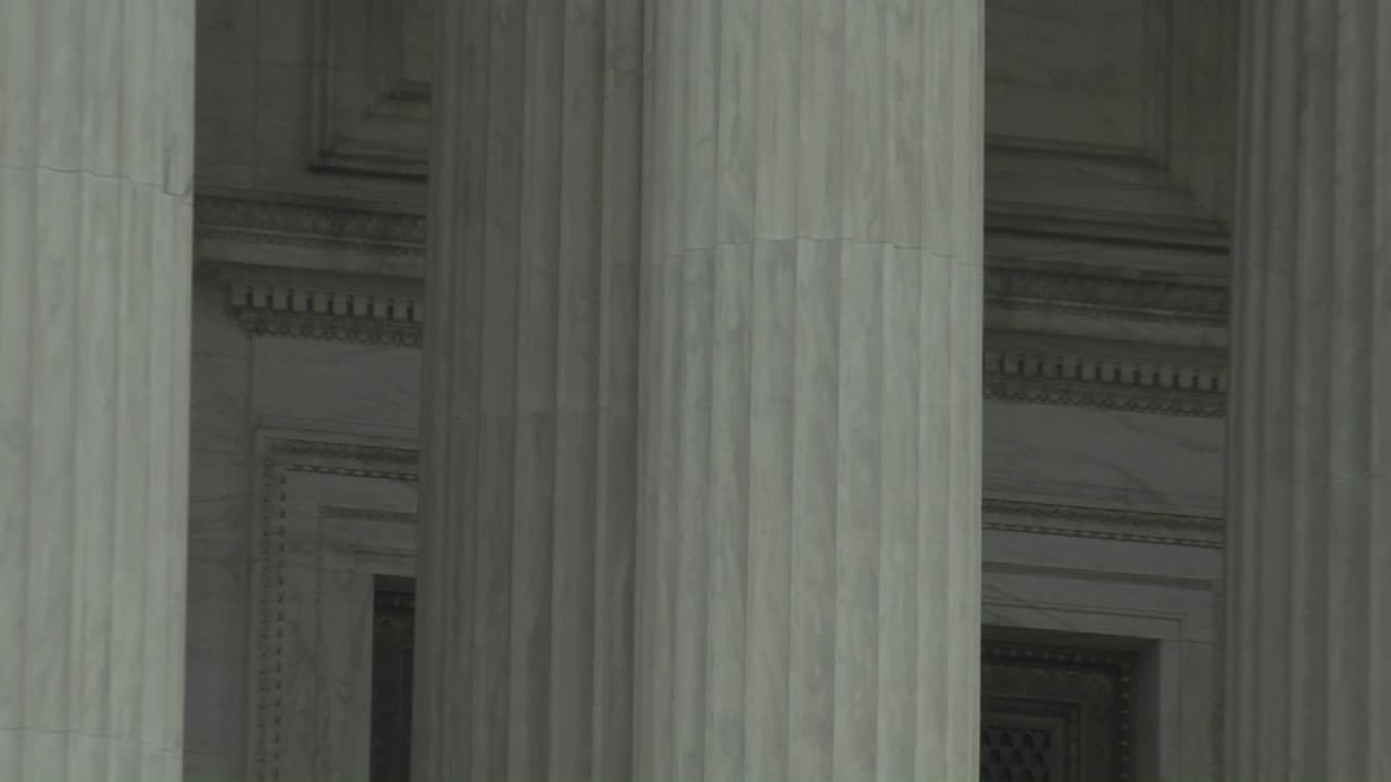 워싱턴 dc에 있는 대법원 건물의 기둥에서 축소
