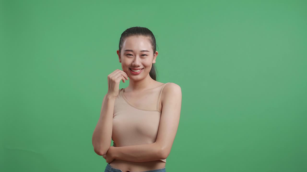 스튜디오 초상화 에서 미소 짓는 아시아인 여자