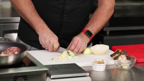 chef cortando verduras para una comida