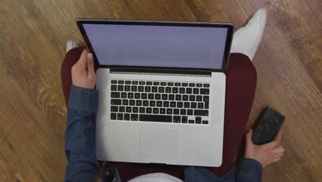 mujer caucásica usando una computadora portátil