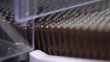 ampollas médicas de vidrio en cinta transportadora. fabricación de frascos de medicamentos