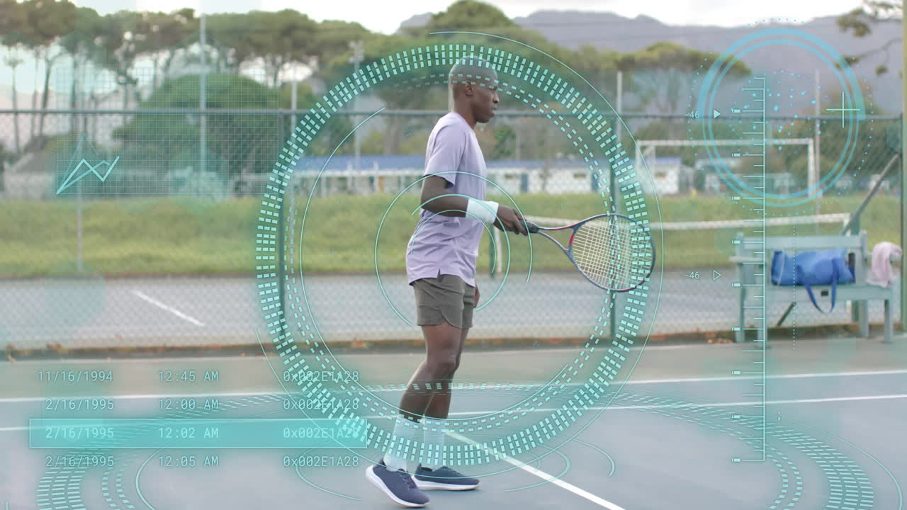 jugando al tenis, un hombre rodeado de animación de procesamiento de datos en la cancha