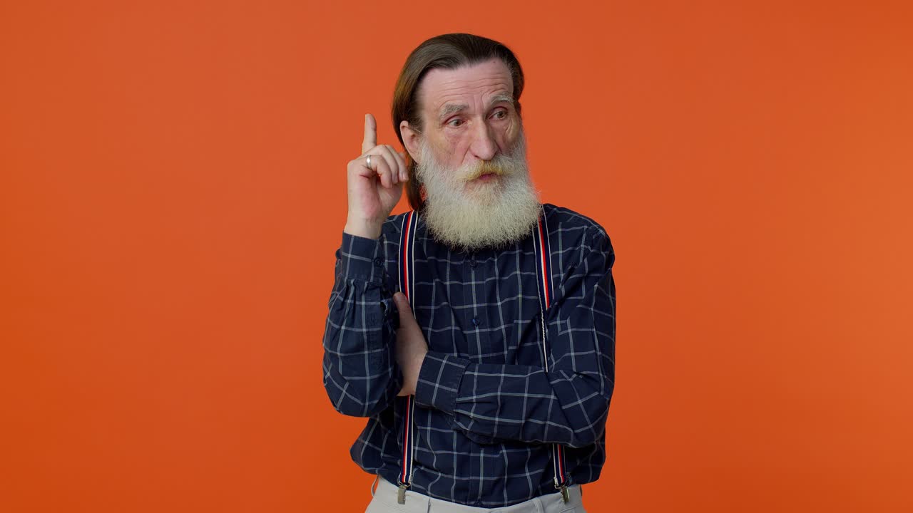 un anciano con barba pensando