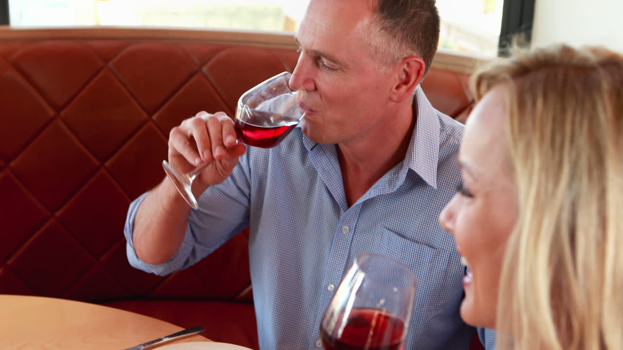 포도주 잔 4k를 마시면서 상호 작용하는 행복한 커플