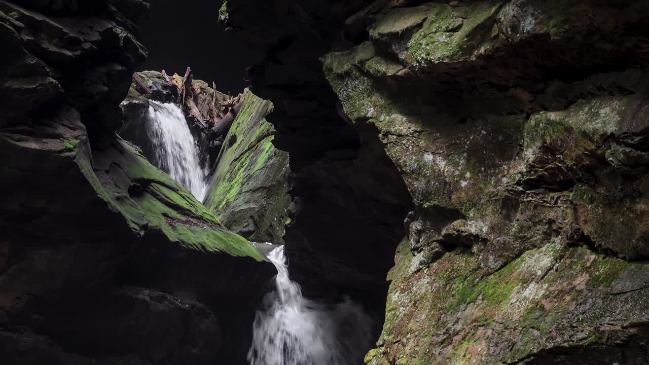 Circuito de cascadas escalonadas de Conkle's Hollow