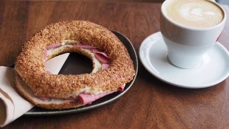 bagel turco con leche