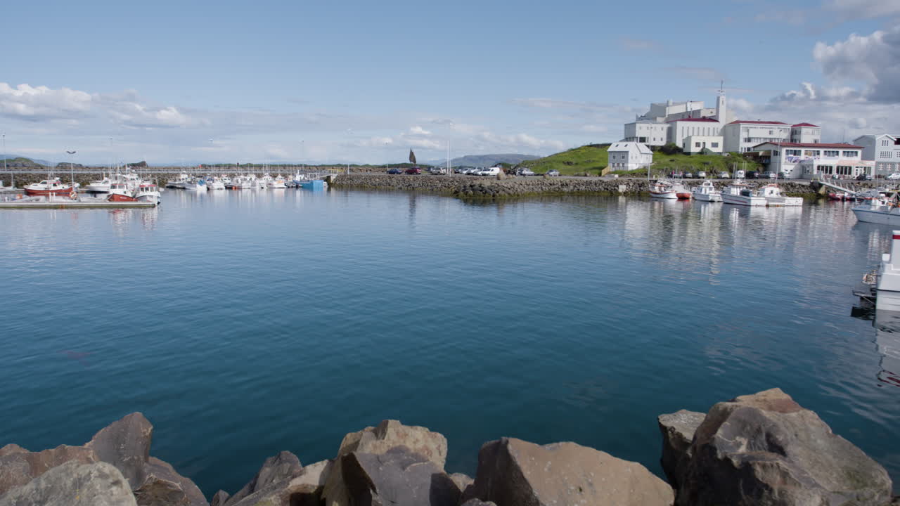 snaefellsnes 반도의 stykkisholmur 항구에 정박한 보트의 스틸 샷