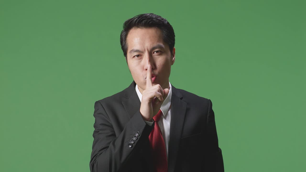 사업가 가 조용히 하는 몸짓 을 하고 있다