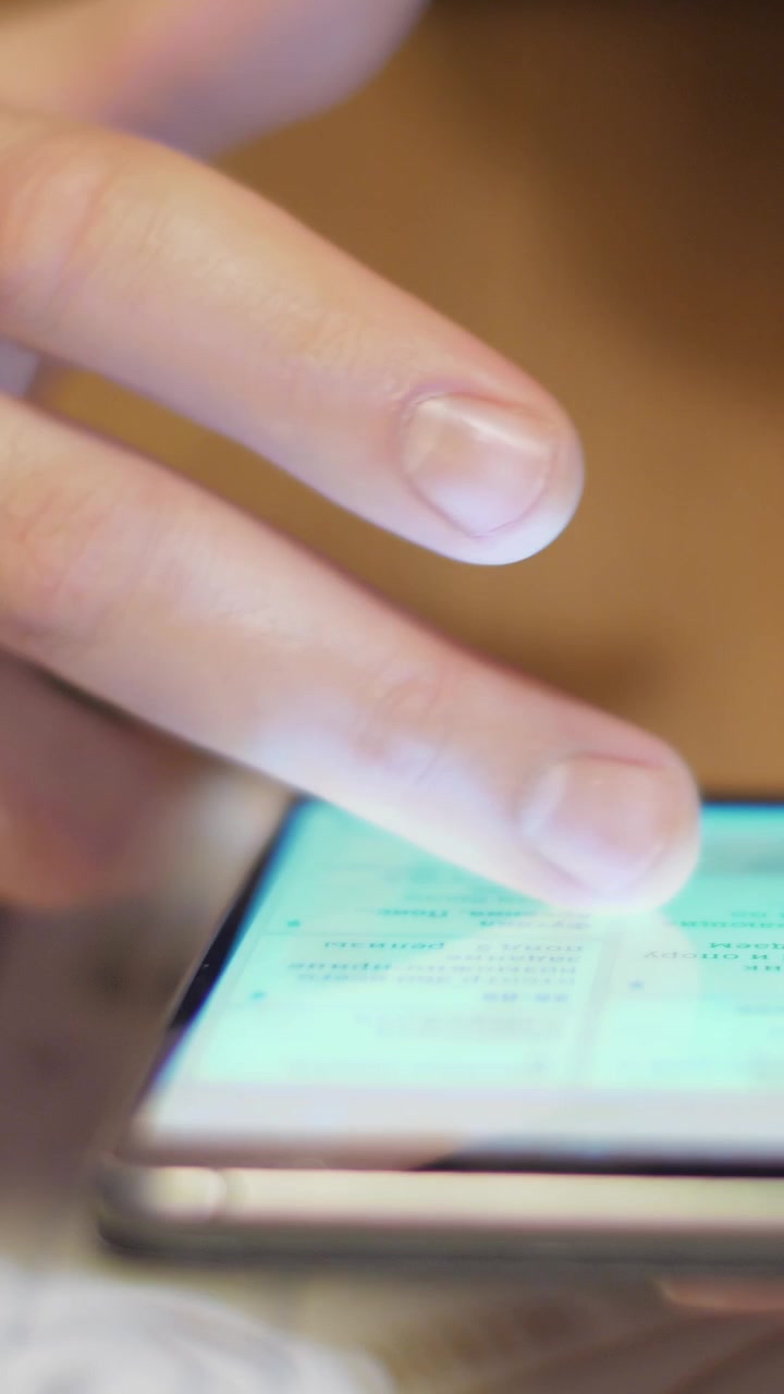 Uomo che naviga su internet con il cellulare al bar