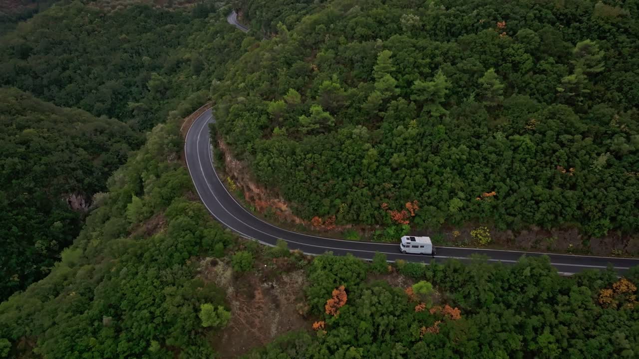 Veduta aerea di una strada di montagna con un camper solitario, Grecia.