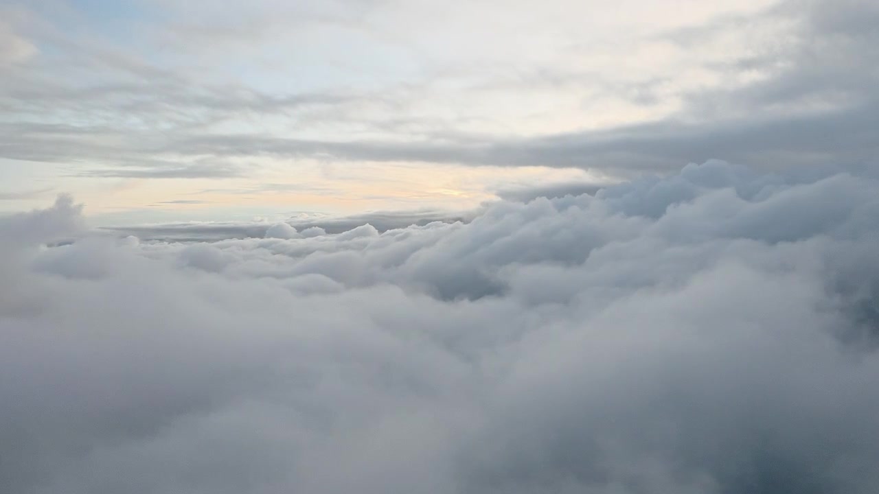 Skyinversionslag over Taiwan, Østasien, viser et stratocumulus skydække fanget under et stabilt grænselag med en overskyet øvre skyformation under forhold med lav solindstråling, statisk luftfoto.