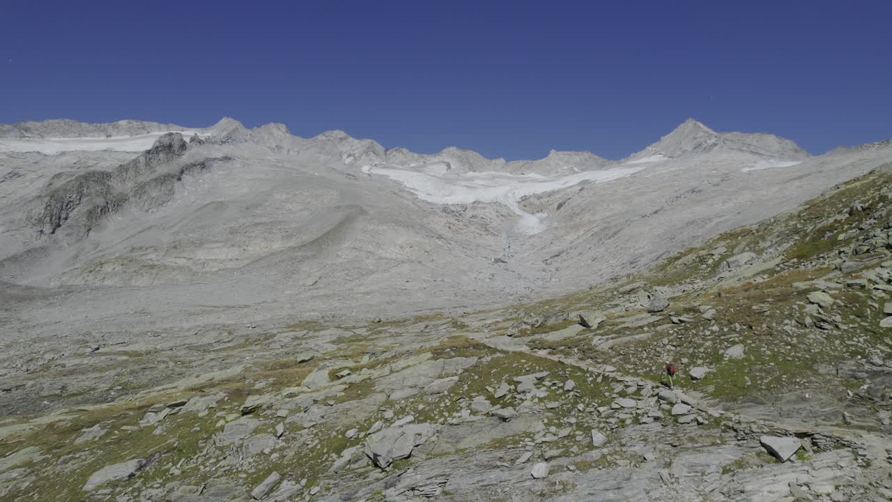 드론이 남티롤에서 여름 트레킹을 하는 한 남자를 포획합니다.