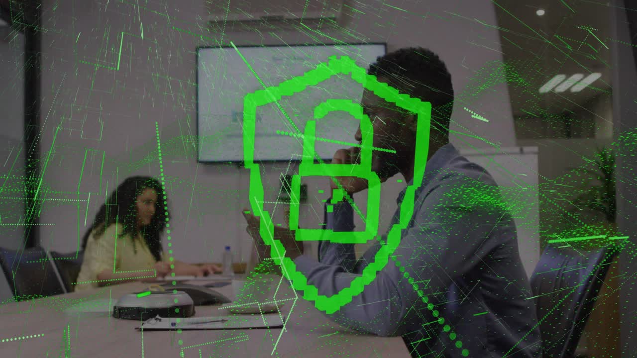 animación del símbolo del candado y el escudo sobre diversos colegas de negocios que trabajan en la oficina
