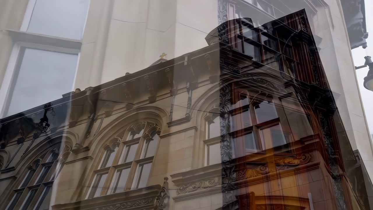 역사적 인 건물 의 화려 한 정면