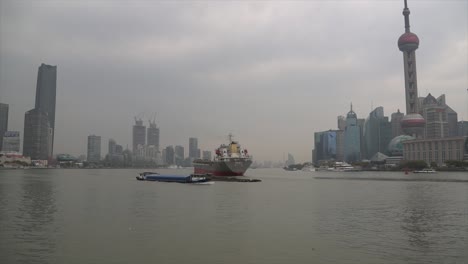 vista del horizonte de shanghai desde el bund en un día nublado con barcos