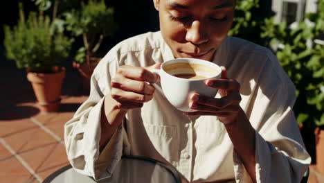 mujer disfrutando de café al aire libre