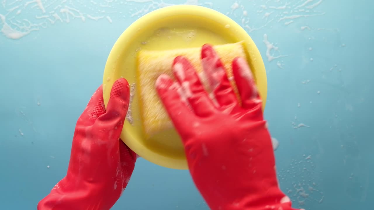 lavar los platos con guantes