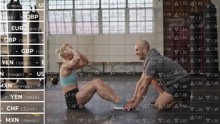 Donna in allenamento che fa addominali con un partner uomo che le tiene i piedi, ticker finanziario che si sovrappone all'allenamento del core.