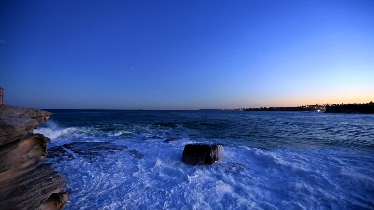 Sydney - Watching the waves coming in during the sunset at North Bondi 2