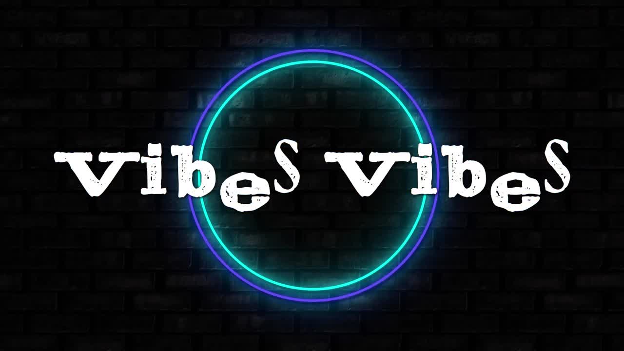 animación de buenas vibraciones en texto blanco doblado con distorsión colorida y anillos de neón en negro