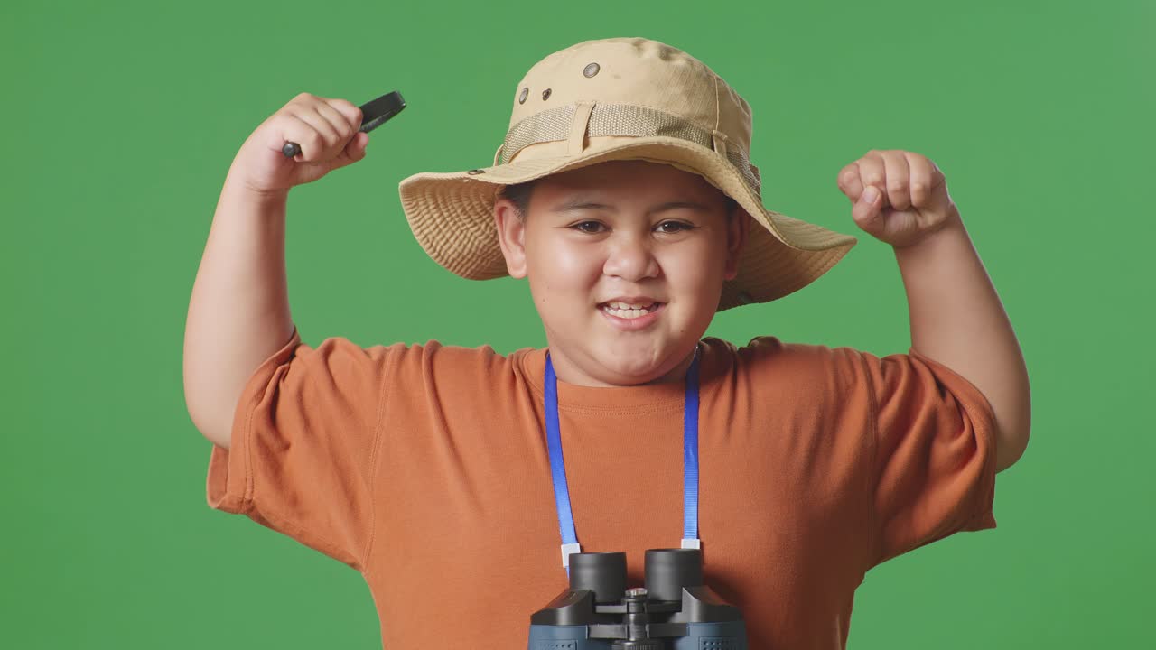 흥분한 어린이 탐험가