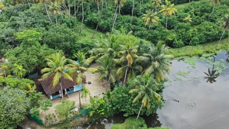 vista aérea de una pequeña casa de pueblo en asia , una casa cerca del lago , arroyos y embalses