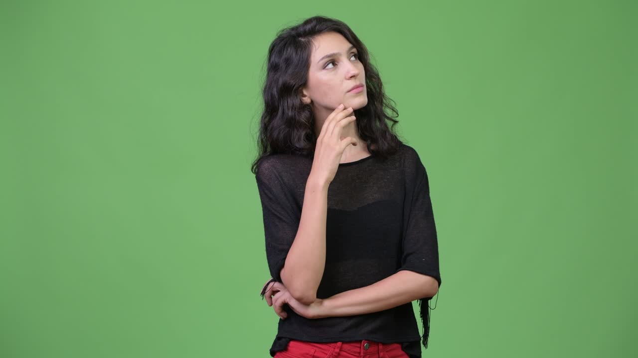 joven y bella mujer pensando