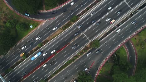 vista aérea de la carretera con ángulo de drone en círculo sudirman jakarta