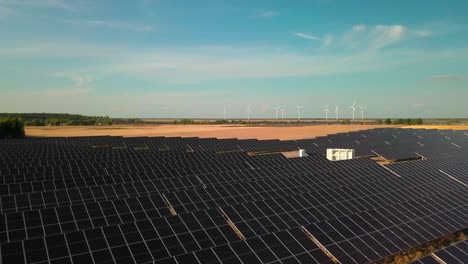 Drone-Vuela-Sobre-El-Panel-Solar-Fotovoltaico-Contra-El-Cielo-Azul