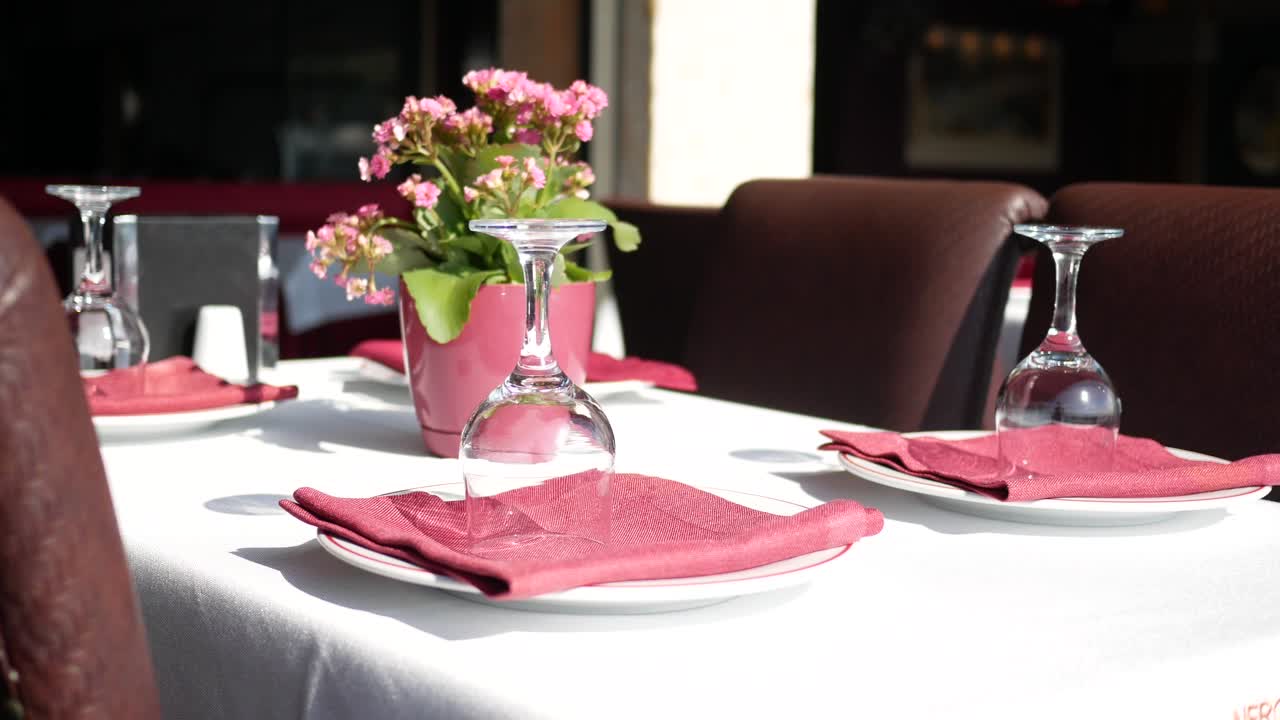 야외 카페 테이블 설정