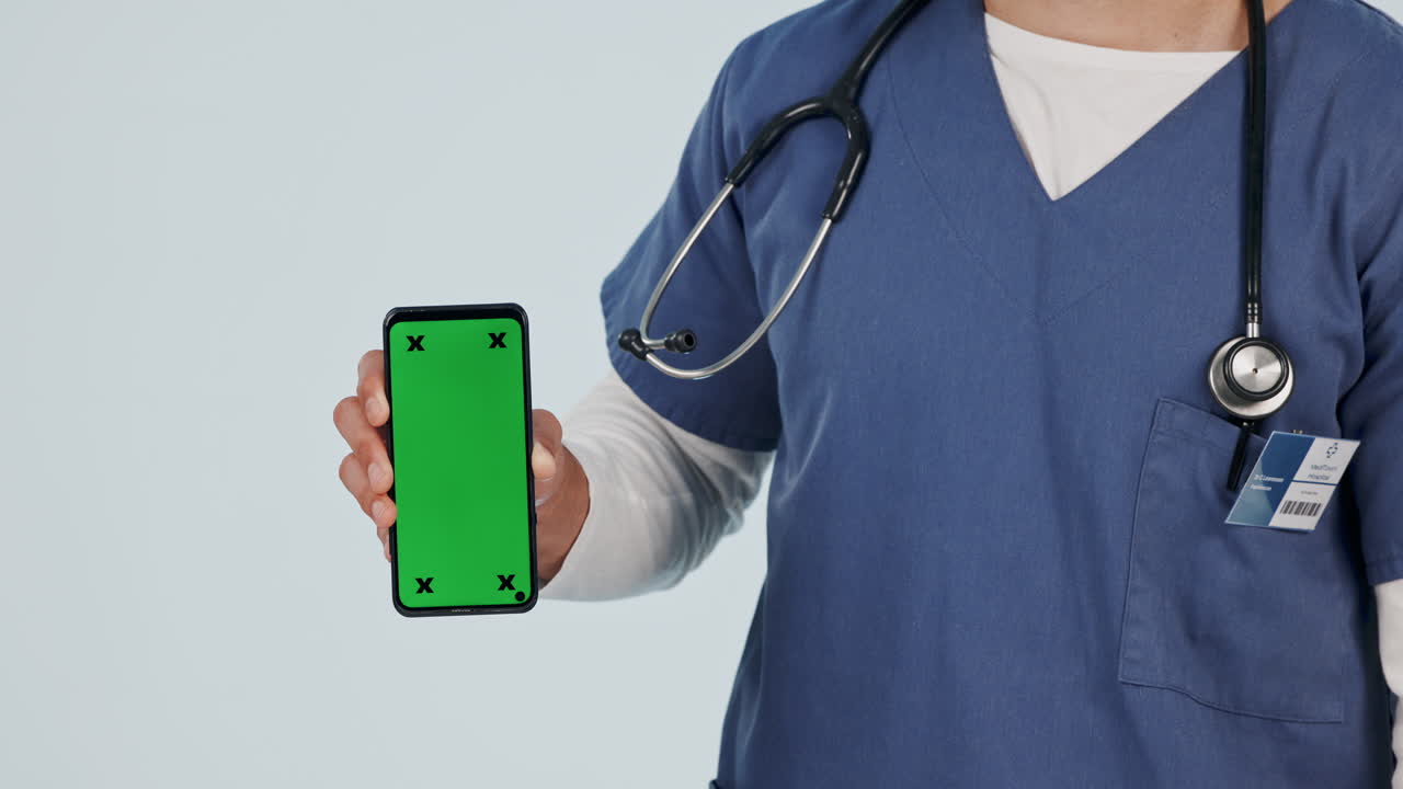 Enfermera, pulgar arriba y teléfono con pantalla verde