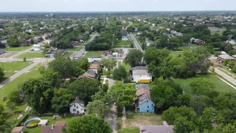 vuelo aéreo desde el vecindario de cass en detroit, michigan en un día nublado durante el verano