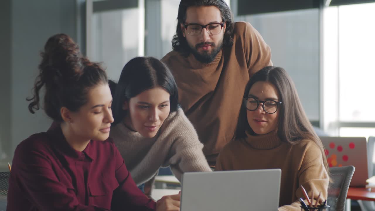 equipo de negocios discutiendo un proyecto en una computadora portátil
