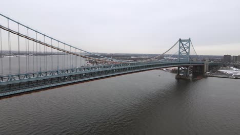 Excelente-Vista-Aérea-Del-Puente-Benjamin-Franklin-En-Filadelfia,-Pennsylvania