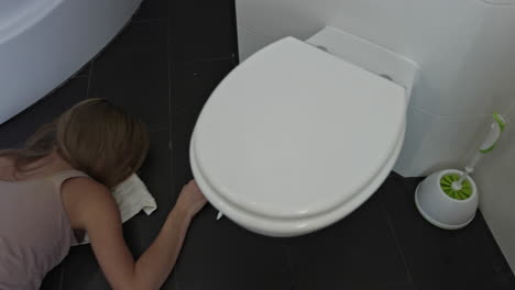la mujer inconsciente en el suelo del baño