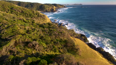 Amplia-Toma-Aérea-De-La-Playa-De-Cabeza-Rota-Cerca-De-Byron-Bay