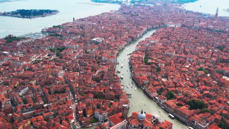 Luftaufnahme-über-Orange-Dachgebäude-In-Venedig