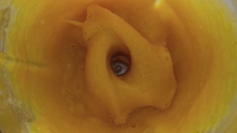 la preparación de la mezcla de puré de naranja de cerca vista superior. mezcla de mezcla de frutas naturales.